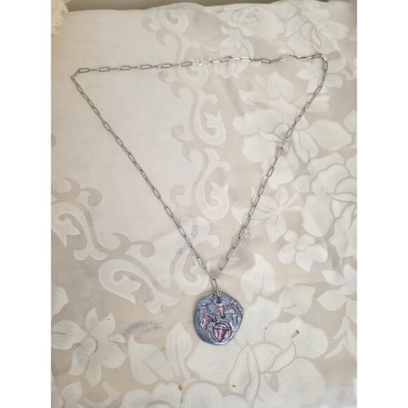 Iridescent Pearl Magenta Blue Bull Stamped Coin Stainless Steel Necklace - Picture 7 of 7